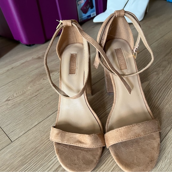 Heels - Picture 2 of 3